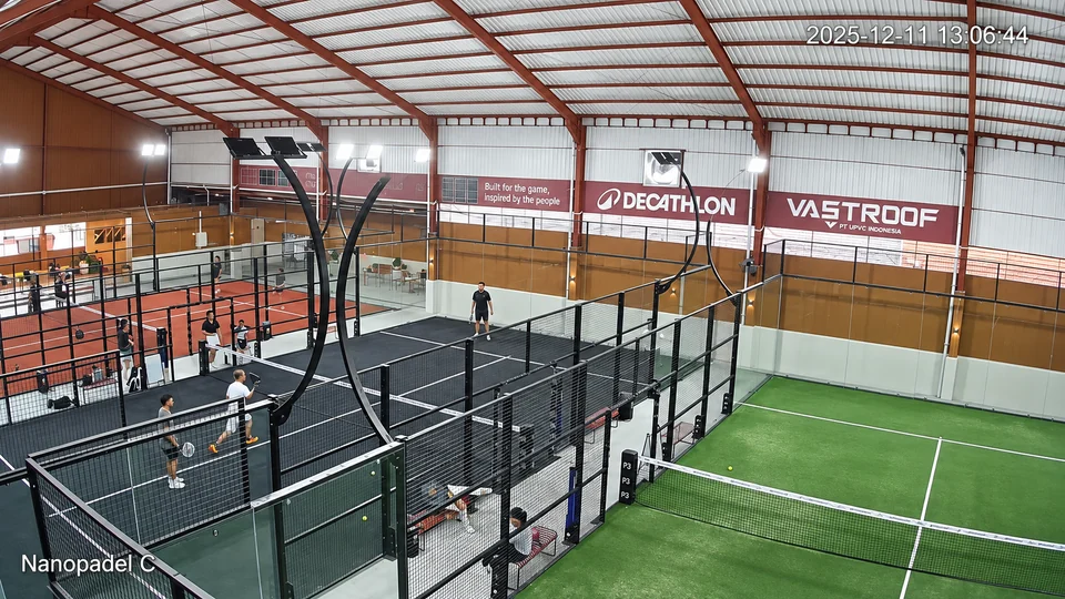 Visualisasi lapangan padel dengan atap UPVC putih dan papan VASTROOF